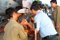 Lắp đạn lên máy bay